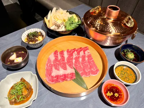 ▲牛排教父鄧有癸WAGYU CLUB shabushabu套餐1480元起，專人幫涮澳洲M8和牛與美國Prime肋眼雙拼肉盤。（圖／記者蕭涵云攝）