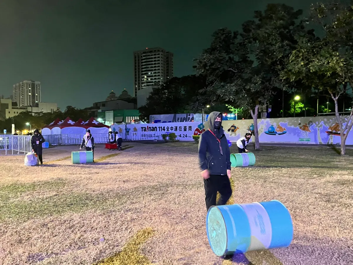 ▲臺南耶誕跨年系列活動首場大型演唱會-耶誕搖滾夜，共吸引總共13萬人次，散場後粉絲仍不願離去想要繼續排隊提前卡位12/31跨年演唱會。(圖／南市府提供)