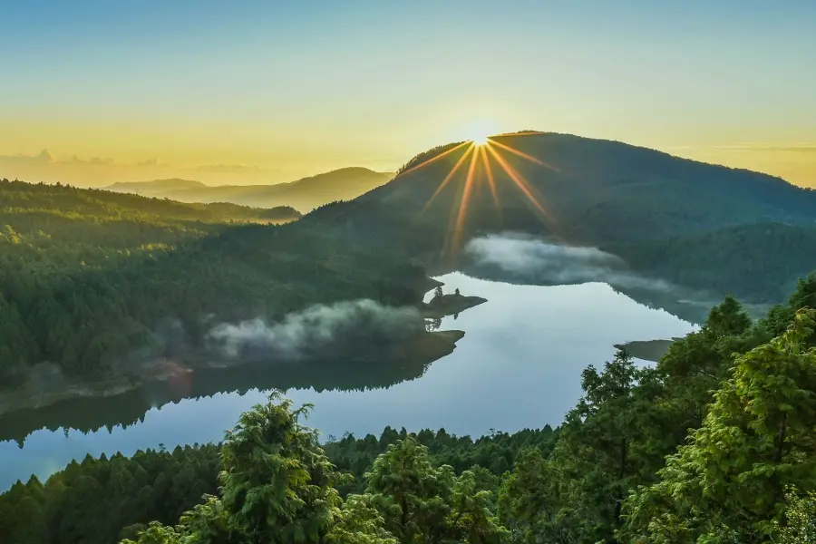 ▲迎接2025年全新的一年，不想跨年人擠人，也可以上山追日出、搭火車看海。（圖／取自Shutterstock）