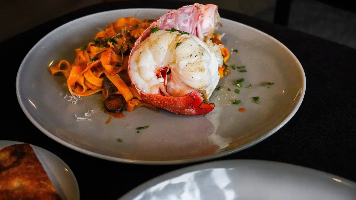 ▲聖誕節大餐沒想法，「最狂員餐」普橘島分享「蒜味油封草蝦」食譜做法，在家簡單料理。（圖／普橘島提供）
