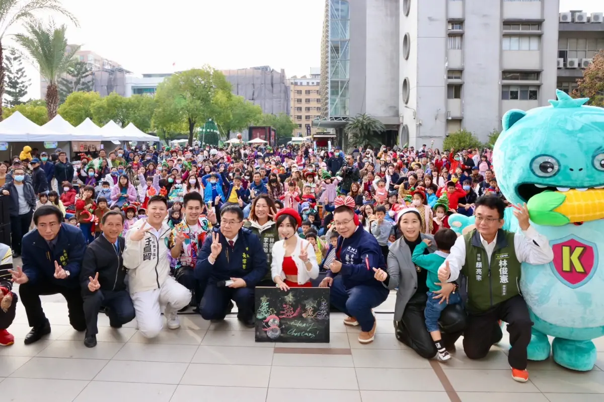 ▲南瀛耶誕童樂會，今天在民治市政中心南瀛堂廣場登場，市長黃偉哲特別到場與大小朋友互動，吸引逾六千人次參加。（圖／南市府提供）