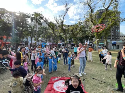 ▲黃文益說,今天活動一共吸引30組毛小孩參加才藝走秀比賽,盼透過這次競賽讓市民感受到毛小孩的活力與才藝。(圖/民進黨高雄市黨部提供) ▲黃文益說,今天活動一共吸引30組毛小孩參加才藝走秀比賽,盼透過這次競賽讓市民感受到毛小孩的活力與才藝。(圖/民進黨高雄市黨部提供)