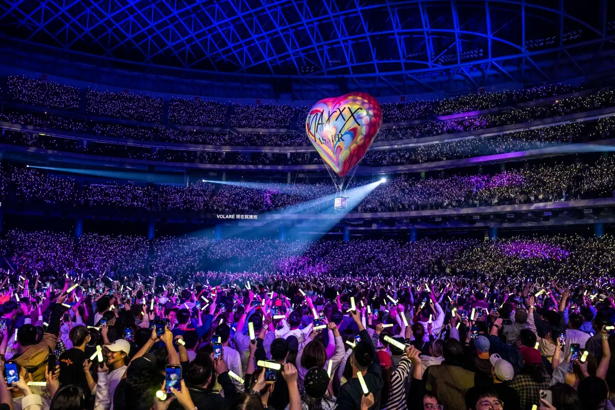 ▲張惠妹搭乘熱氣球在大巨蛋裡面起飛升空，連粉絲看到也驚呆，表示「張惠妹有夠瘋！」（圖／聲動娛樂提供）