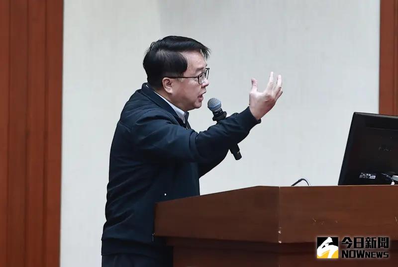 「右打黃國昌、左擊傅崐萁」！青鳥封這人立法院新戰神