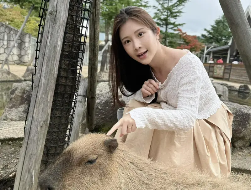 ▲大罷免首波投票今（26）日登場，雞排妹鄭家純提醒，8月23日還有第二波罷免投票，現在高鐵票已經可以購買了，請投票民眾記得買車票返鄉。（圖／翻攝鄭家純臉書）