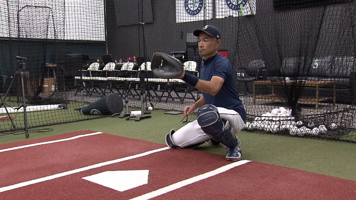 ▲日本傳奇球星鈴木一朗自2019年退役後，轉任水手特助球團總裁特助，但他退而不休時常下場幫忙，還進過牛棚客串當捕手。（圖／情熱大陸 X平台）
