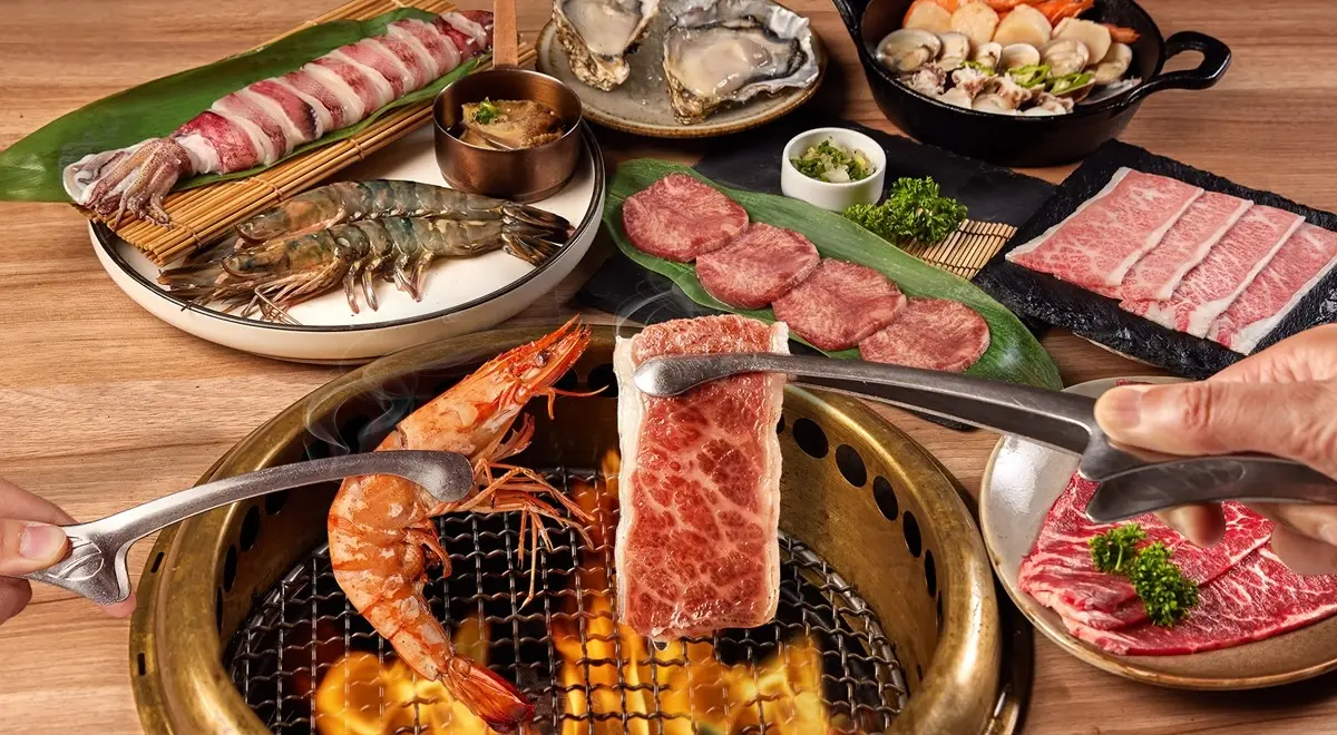 ▲王品「原燒日式燒肉」台中西屯家樂福店全新開幕「自助吧吃到飽」Buffet，最便宜單人燒肉套餐648元起，爽吃壽喜燒飯、DIY蔬菜燒等50道菜色。聖誕節秀4種身分證件「最低7折」優惠一次整理。（示意圖／王品集團提供）