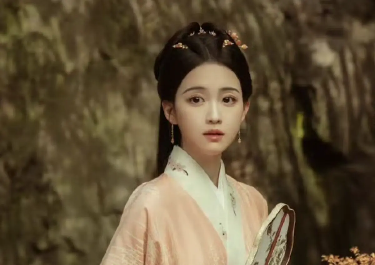 ▲李百惠在《九重紫》中飾演女主角孟子義的妹妹「竇明」，甜美外型神似楊冪，不過她最後因為嫁錯人而慘死。（圖／翻攝自李百惠微博）