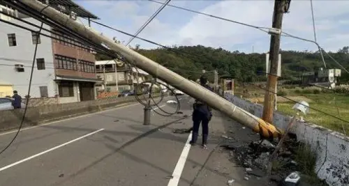 22歲男開奧迪失控！自撞「鏟斷電線桿」　害交通受阻3小時
