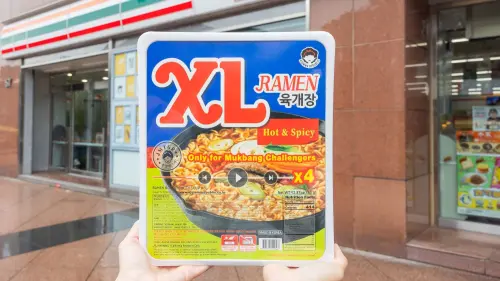 ▲4人份「AJUMMA XL辣牛肉風味拉麵」限時嘗鮮價299元。(圖/業者提供) ▲4人份「AJUMMA XL辣牛肉風味拉麵」限時嘗鮮價299元。(圖/業者提供)