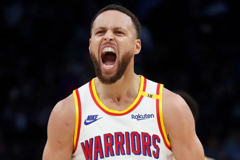 ▲Stephen Curry在對陣灰狼的比賽中砍下31分，率隊以113：103取勝，賽後暖心將球鞋送給年輕球迷，並怒斥企圖攔截球鞋的行為，展現正義感，引發熱議。（圖／美聯社／達志影像）