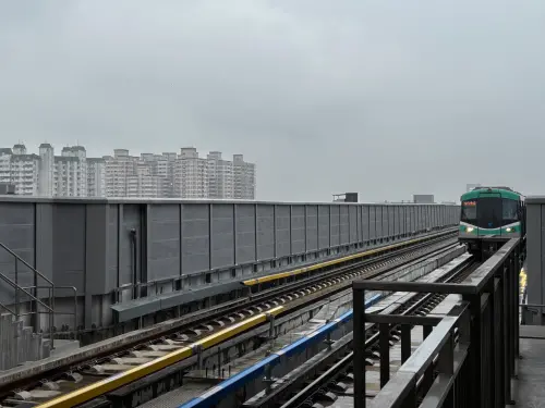 ▲高捷岡山車站隔音牆,全數更新為金屬吸音鈑。(圖/高市府捷運局提供) ▲高捷岡山車站隔音牆,全數更新為金屬吸音鈑。(圖/高市府捷運局提供)