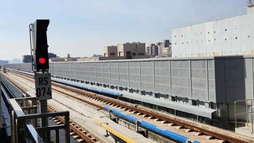 ▲岡山站沿線全線1130公尺皆設置隔音牆,持續優化捷運周邊的環境。(圖/高市府捷運局提供) ▲岡山站沿線全線1130公尺皆設置隔音牆,持續優化捷運周邊的環境。(圖/高市府捷運局提供)