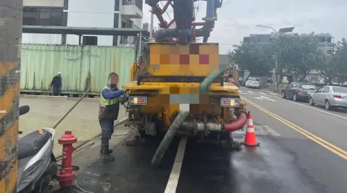 ▲史姓工人（32歲）駕駛水泥壓送車操作管線回收水泥過程中，疑似因碰觸到電線桿竟導致觸電，消防人員到場時史男當場已無生命跡象，緊急送往部立桃園醫院新屋分院急救不治。（圖／警方提供）