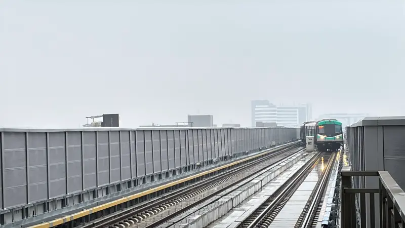 ▲高捷岡山車站高架段全線增設隔音牆，總長共計1130公尺。（圖／高市府捷運局提供）