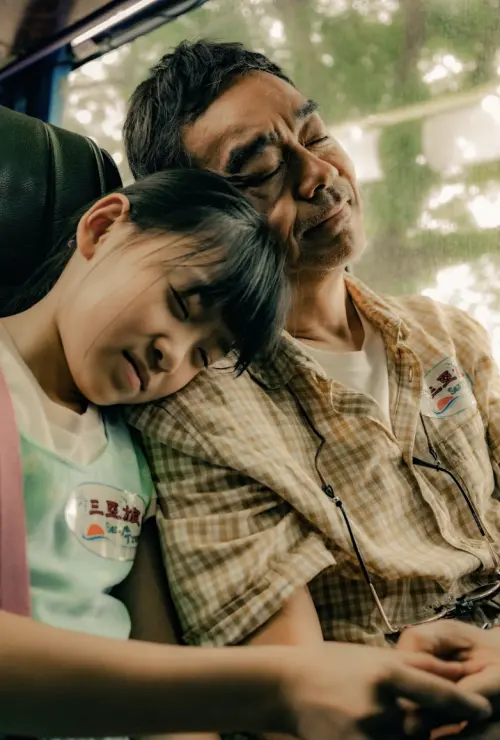 ▲劉青雲（右）和在《爸爸》中演女兒的熊諾頤（左）私下感情也很好，就像真正的一家人。（圖／甲上娛樂提供）