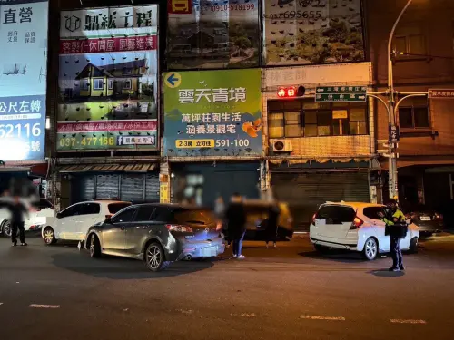 頭份行車糾紛！3車「街頭追逐」自撞車頭全毀　警到場查獲毒品
