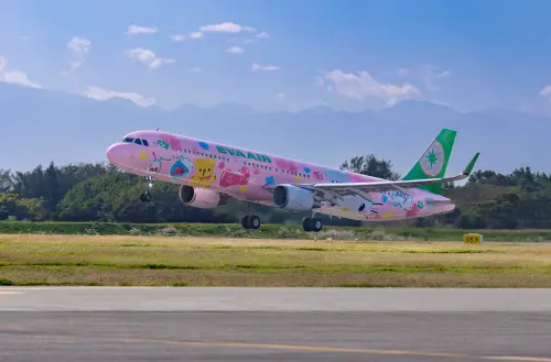 長榮航空Hello Kitty「粉萌機」期間限定　午班機快閃高雄-香港
