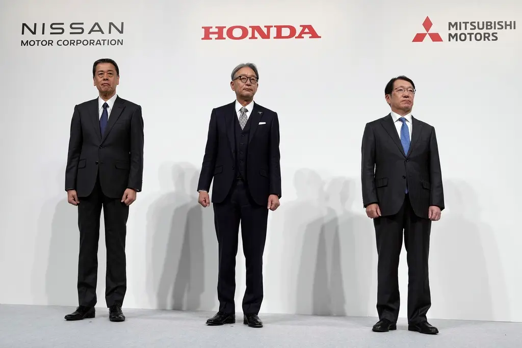 ▲日本日產、本田、三菱三大汽車廠23日舉行記者會，宣布三廠探討進行合併的計畫。（圖／美聯社／達志影像）