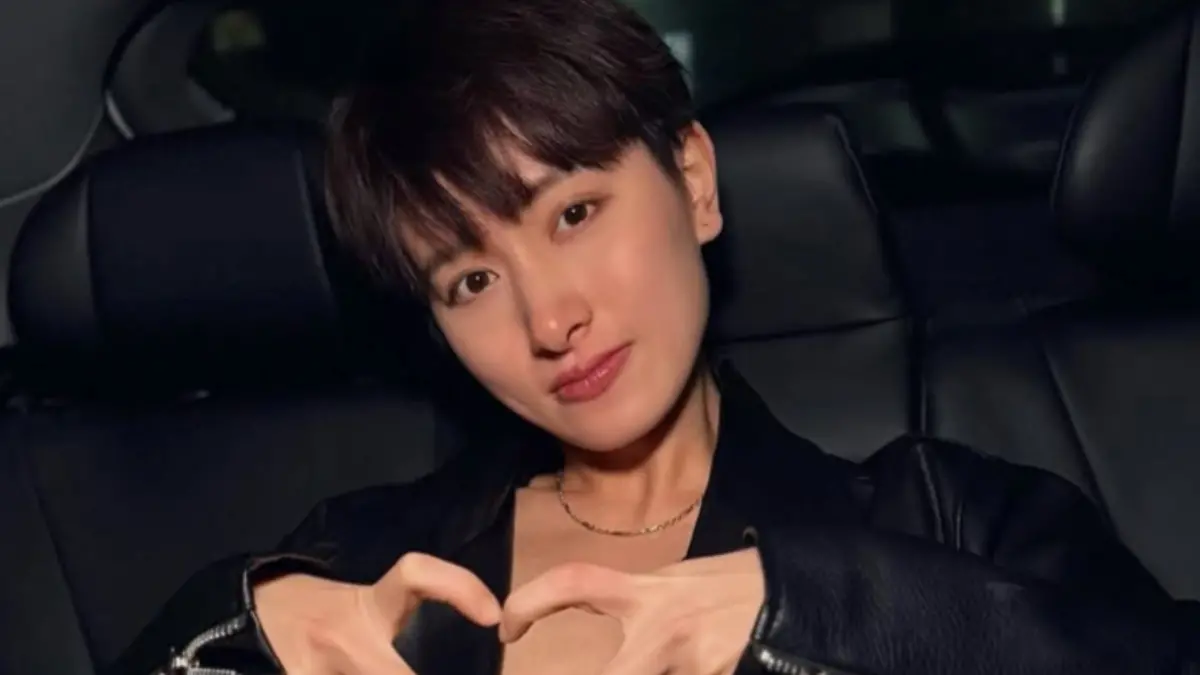 ▲《我愛黑澀會》女星鄭靚歆，日前指控王姓整復師「亞當老師」在去年6月治療時弄斷自己的肋骨，還差點造成下半身癱瘓。今（23）日開庭審訊時，王整復師拒絕認罪，不認為自己有過失外還稱鄭靚歆開口索要50萬元的賠償金。（圖／鄭靚歆IG）