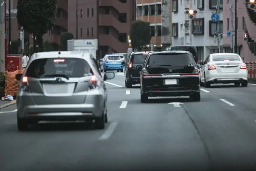 日本自駕遊注意了！「3種車標示」看到離遠點：撞到直接賠上人生
