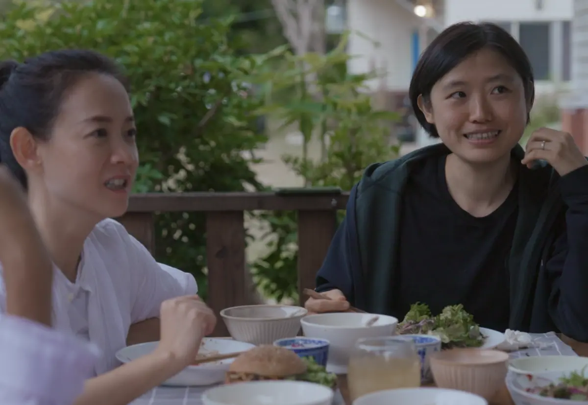 ▲《交換禮物》中曾寶儀（左）採訪癌症病友Olga（右），Olga靠著早睡早起、爬山、戒糖飲食等，身體狀況獲得改善，曾患乳癌末期，康復後一度復發但已痊癒。（圖／台北双喜電影提供）