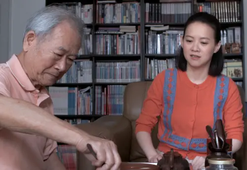▲曾寶儀(右)在《交換禮物》中採訪好幾位癌症病友,試圖讓觀眾對於癌症有不同的看法,選擇現階段最適合自己的處理方式。(圖/台北双喜電影提供) ▲曾寶儀(右)在《交換禮物》中採訪好幾位癌症病友,試圖讓觀眾對於癌症有不同的看法,選擇現階段最適合自己的處理方式。(圖/台北双喜電影提供)