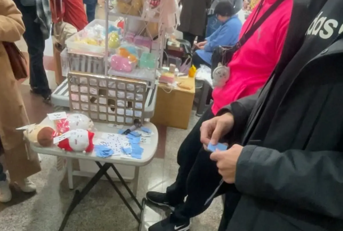 ▲有網友日前到北車逛玩具市集抽店家自製的吉伊卡哇一番賞，結果包牌意外發現店家造假藏籤，引起討論。（圖/Threads）