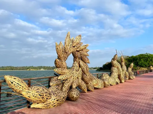 ▲太湖中正公園步道上的《輕撫波光》激起藝術長浪。（圖／記者蕭涵云攝）