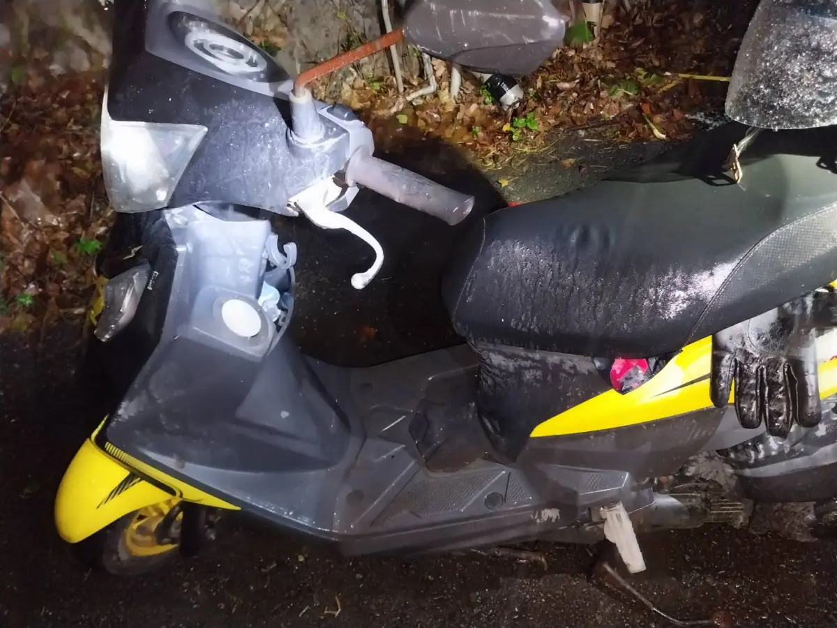 ▲台北市北投區紗帽路昨（23）日晚間發生死亡案，一名年約65歲楊姓男子返家途中，疑似身體不適暫停路邊，豈料卻突然倒下猝逝，被人發現時已呈現屍僵，事發地點與其住家僅差500公尺。（圖／翻攝畫面）