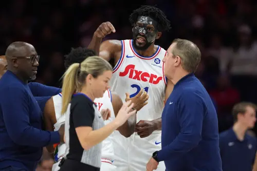 NBA/怒摔面具!Joel Embiid怒吃2T遭驅除出場 爆氣找裁判理論