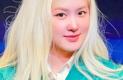 ▲Rosé簽售會身穿「北一女制服」，化身小綠綠讓不少台粉嗨翻，直呼：「根本校花！」（圖／翻攝自X@RoseFocused）