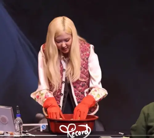 ▲Rosé簽售會竟穿「北一女制服」!化身小綠綠台粉嗨翻:根本校花 ▲Rosé簽售會竟穿「北一女制服」!化身小綠綠台粉嗨翻:根本校花(圖/翻攝自X@record211)