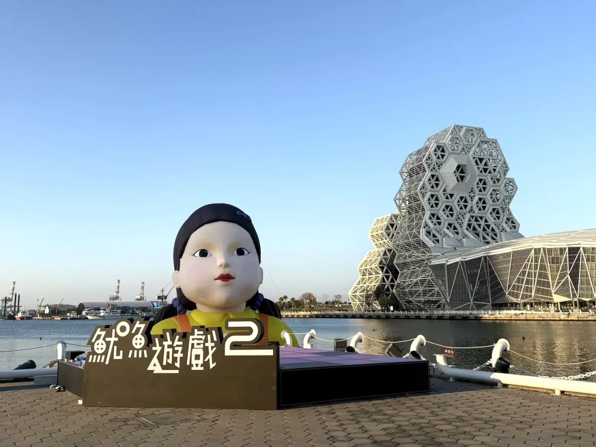 ▲Netflix影集《魷魚遊戲2》中的殺人機器「英熙」現身高雄港，單日狂吸超過10萬人朝聖。（圖／台灣房屋提供）