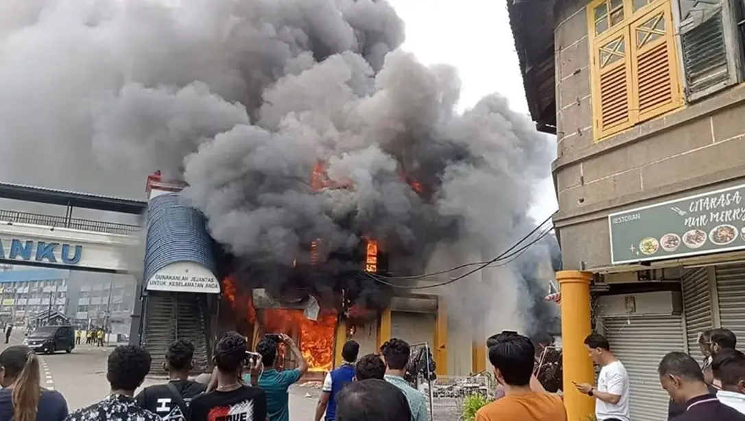 ▲馬來西亞柔佛的一個老街突然失火，燒毀數棟近百年歷史的老屋。（圖／翻攝自臉書）