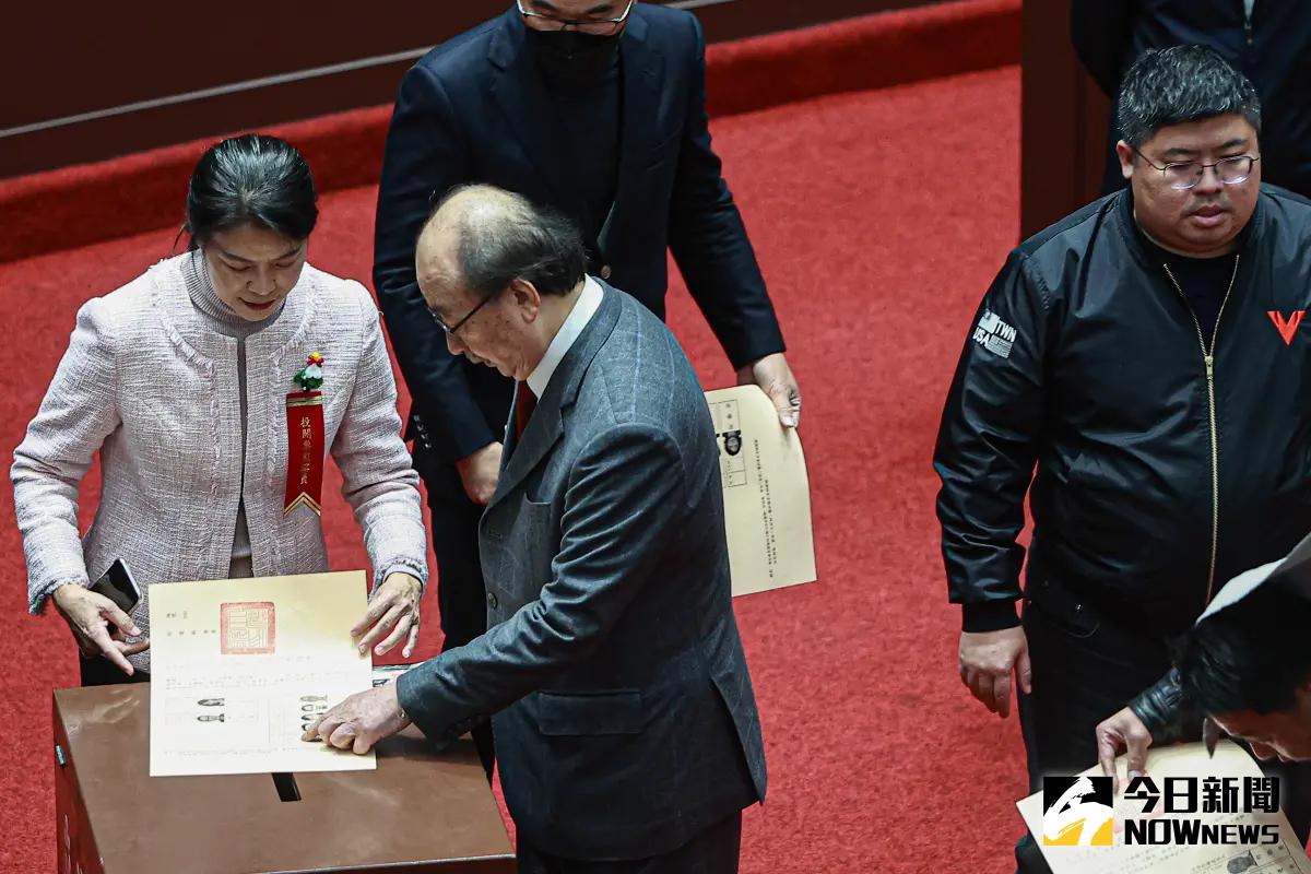 ▲司法院大法官人事同意權案表決，民進黨團決議投出6個同意1個不同意，不同意的人選為劉靜怡。（圖／記者葉政勳攝 ）