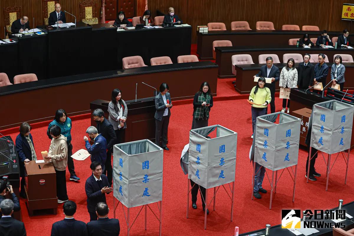 ▲司法院大法官人事同意權案表決，民進黨團決議投出6個同意1個不同意，不同意的人選為劉靜怡。（圖／記者葉政勳攝）