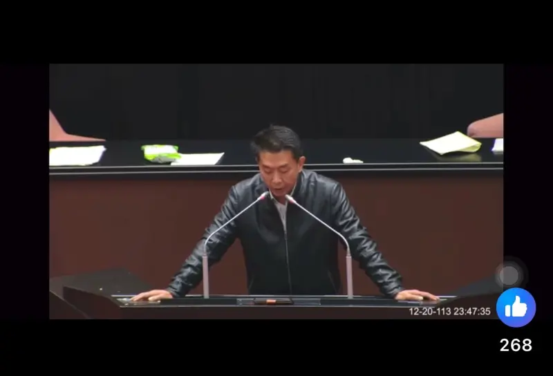 ▲許智傑出示上週五院會直到晚間11時47分仍在為《財劃法》發言,強調當天沒有錯過任何一次表決;但黃國昌仍強調他手上的證據非常具體。(圖/許智傑辦公室提供)