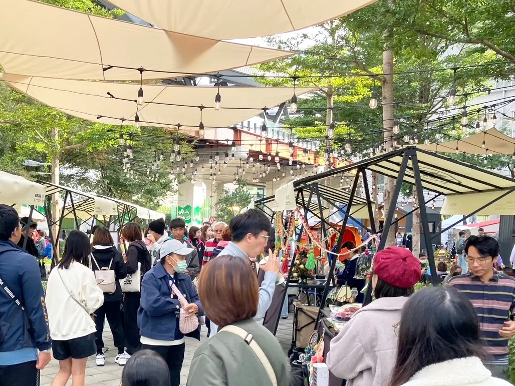 ▲台中捷運松竹站的燈飾為耶誕市集增添溫馨與暖意(圖／中捷公司提供2024.12.24)