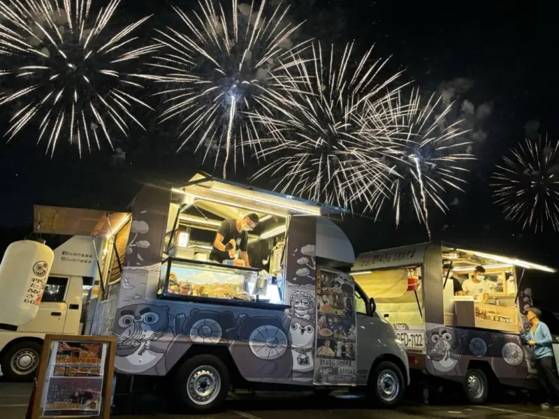 ▲漁人碼頭主會場將率先推出「閃閃市集」，邀集在地美食及人氣餐車，讓民眾在輕鬆愉快。（圖／新北市政府文化局提供）