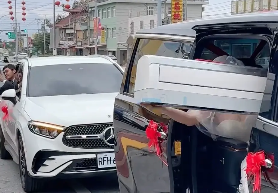 ▲有新娘準備出嫁上了禮車之後，竟然搬起一台冷氣直接丟出車外，貼文吸引超過萬人朝聖，引起廣大迴響。（圖/Threads）