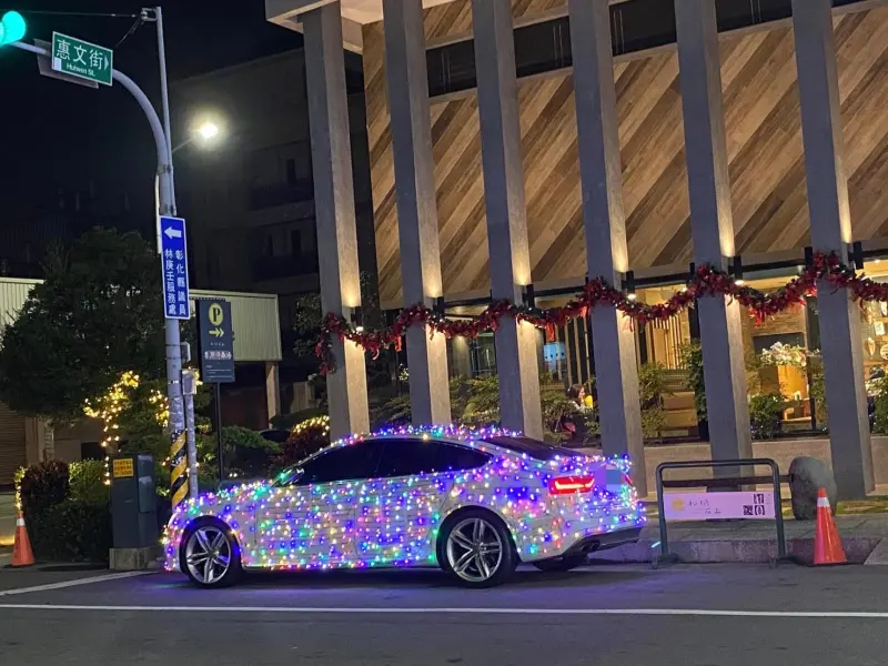 ▲近期馬路上出現超多「聖誕車」，車上掛滿燈條如同「移動聖誕樹」，相當吸睛，但有內行網友警告恐違法，最高會被開罰1800元。（圖／翻攝自臉書社團「路上觀察學院」）