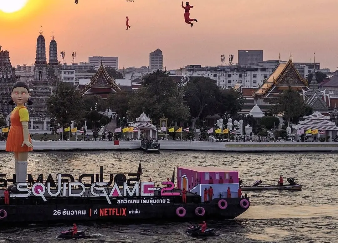 ▲全球最大的《魷魚遊戲》英熙娃娃已經降臨到泰國曼谷，並將展示至隔年的1月2日。（圖／翻攝自臉書）