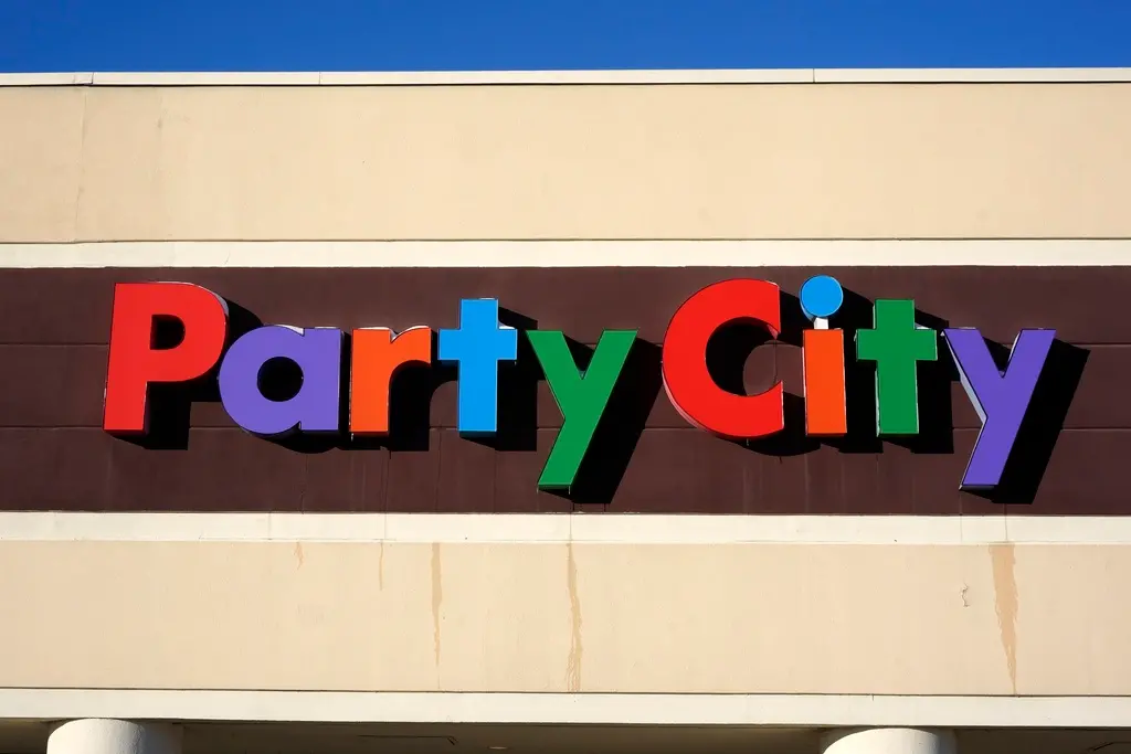 ▲美國最大的老牌派對用品零售商Party City宣布破產，旗下所有門市店將全面停業。Party City目前仍有1萬2000名全職與兼職員工，Party City坦言員工無法拿到應有的資遣費，這也讓許多員工對於公司十分不滿。（圖／美聯社／達志影像）