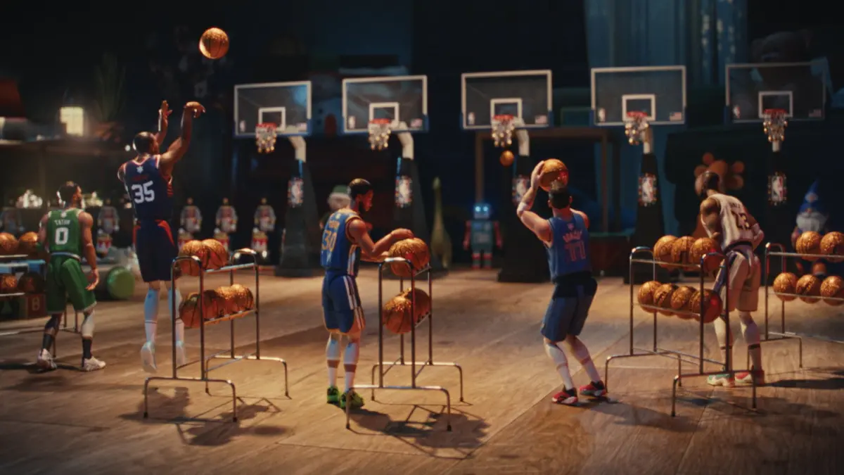 ▲一年一度的NBA聖誕大戰即將到來，今年NBA也復刻2013年的經典廣告「Jingle Hoops」勾起不少球迷的回憶。（圖取自／TheSource X）