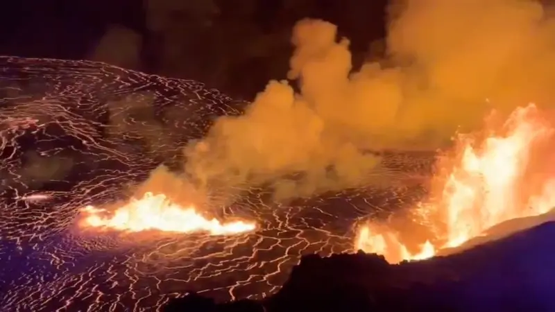 ▲位於夏威夷大島的幾勞亞火山23日再度噴發，從火山口冒出的滾燙岩漿直竄天際，一度達到80公尺。（圖／美聯社／達志影像）