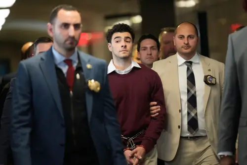 影/涉槍殺CEO!26歲學霸首出庭 支持者高呼「醫療健保是人權」