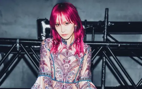 ▲《鬼滅之刃》主題曲〈紅蓮華〉演唱者LiSA，將於1月31日來台跟歌迷拜早年。（圖／IG@xlisa_olivex）