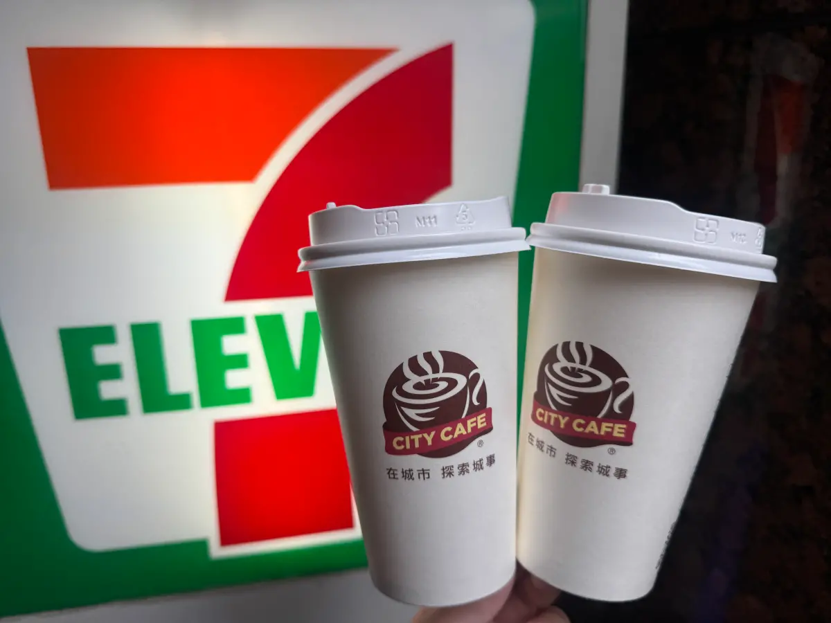 ▲補班日喝咖啡優惠，7-11即起「LINE禮物」有美式、卡布奇諾買一送一，還有美式、拿鐵10元多一杯。（圖／記者鍾怡婷攝）