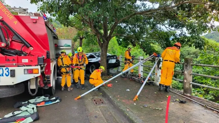 ▲一名19歲楊姓女子騎機車準備到東山路二段一家樂園上班時，在距離上班地800公尺左右，楊女突遭直衝而來的BMW撞飛，短短幾秒鐘，楊女就被撞飛摔落山坡，送醫宣告不治。（圖／翻攝畫面）